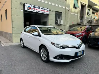 Begagnad Toyota Auris Hybrid Lounge 99 HK (72 kW) 2018 Vit Sedan
