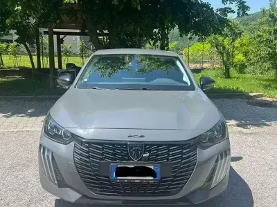 Usata Peugeot 208 Allure 101 CV (74 kW) 2024 Grigio Utilitaria