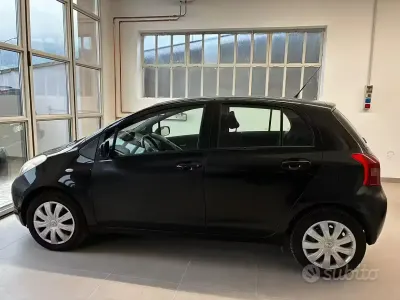 Usata Toyota Yaris 87 CV (63 kW) 2007 Nero Utilitaria