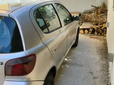Usata Toyota Yaris Sol 68 CV (50 kW) 2000 Argento Berlina