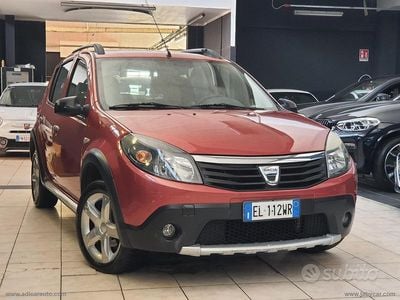 Usata Dacia Sandero Ambiance 85 CV (62 kW) 2012 Rosso Berlina