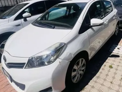 Usata Toyota Yaris Lounge 69 CV (50 kW) 2013 Bianco Utilitaria
