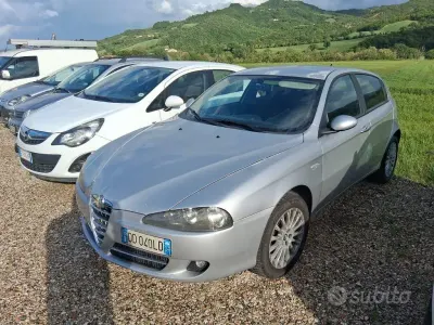 Usata Alfa Romeo 147 Distinctive 120 CV (88 kW) 2006 Grigio Utilitaria