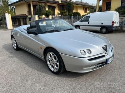 Begagnad Alfa Romeo Spider 150 HK (110 kW) 2001 Grå Cab