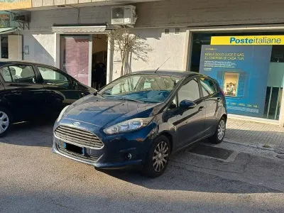 Usata Ford Fiesta Titanium 97 CV (71 kW) 2013 Blu Berlina