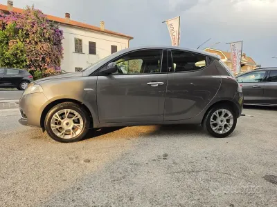 Usata Lancia Ypsilon 95 CV (69 kW) 2016 Grigio Utilitaria