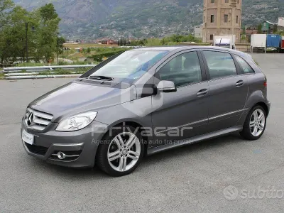 Usata Mercedes B200 Premium 140 CV (102 kW) 2011 Grigio Utilitaria