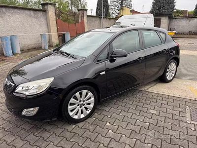 Käytetty Opel Astra Cosmo 115 HP (84 kW) 2012 Musta Sedan