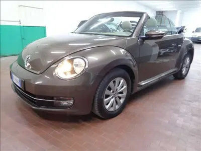 Usata VW Beetle Design 110 CV (80 kW) 2015 Marrone Utilitaria