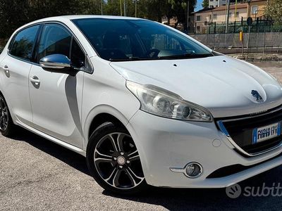 Usata 2014 Peugeot 208 Allure Utilitaria | 6999 € (Buon prezzo)
