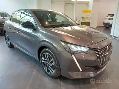 Usata Peugeot 208 Allure 102 CV (75 kW) 2023 Grigio Utilitaria