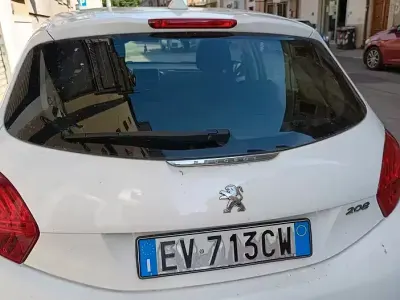 Usata Peugeot 208 68 CV (50 kW) 2014 Bianco Utilitaria