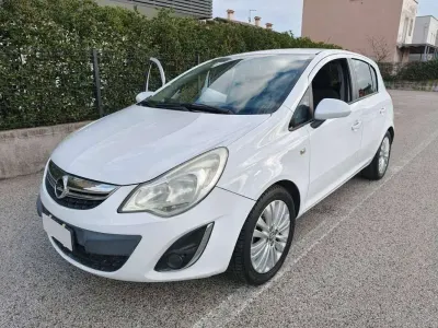 Usata Opel Corsa 86 CV (63 kW) 2012 Bianco Utilitaria
