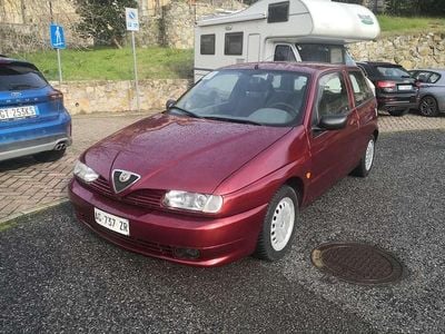 Usata Alfa Romeo 145 90 CV (66 kW) 1995 Rosso Utilitaria