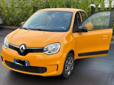Usado Renault Twingo SE 65 CV (47 kW) 2023 Amarillo Utilitario