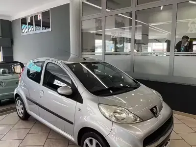 Gebraucht Peugeot 107 68 PS (50 kW) 2010 Grau Kleinwagen