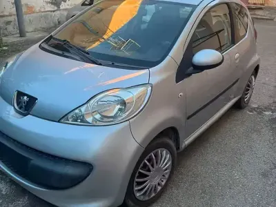 Usata Peugeot 107 68 CV (50 kW) 2006 Grigio Utilitaria