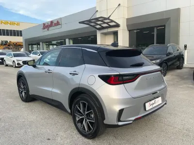 Usata Lexus LBX 91 CV (66 kW) 2024 Argento SUV