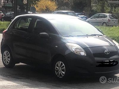 Usata Toyota Yaris 65 CV (47 kW) 2010 Grigio Utilitaria