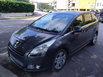 Usata Peugeot 5008 Business-Line 150 CV (110 kW) 2011 Grigio Monovolume