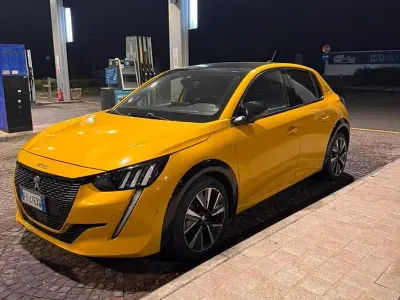 Usata Peugeot 208 102 CV (75 kW) 2019 Utilitaria