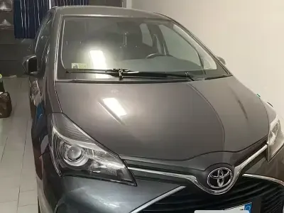 Usata Toyota Yaris Lounge 69 CV (50 kW) 2015 Grigio Utilitaria