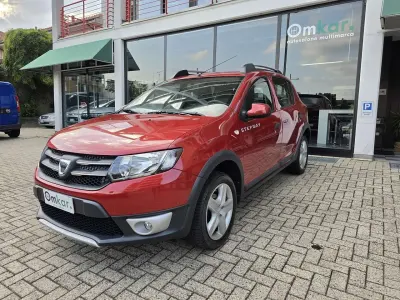 Usata Dacia Sandero Prestige 90 CV (66 kW) 2015 Rosso Berlina