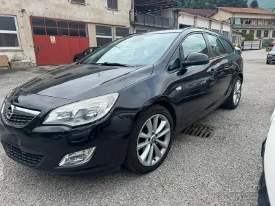 Usata Opel Astra Cosmo 125 CV (91 kW) 2011 Nero Station wagon