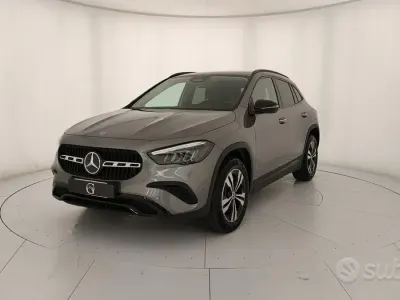 Käytetty Mercedes GLA200 Advanced 150 HP (110 kW) 2024 Harmaa Katumaasturi