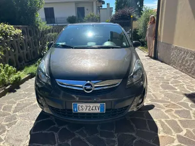 Usata Opel Corsa Edition 86 CV (63 kW) 2013 Grigio Utilitaria