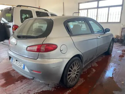 Usata Alfa Romeo 147 120 CV (88 kW) 2005 Argento Utilitaria