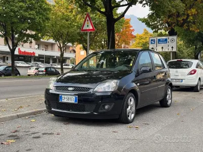 Usata Ford Fiesta Ghia 68 CV (50 kW) 2007 Nero Utilitaria
