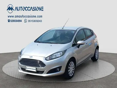 Usata Ford Fiesta 92 CV (67 kW) 2013 Argento Berlina