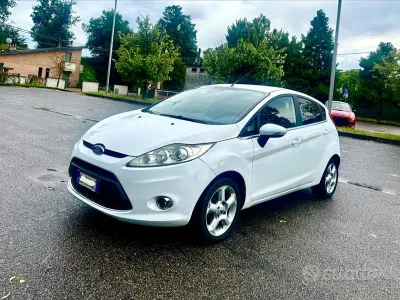 Usata Ford Fiesta 92 CV (67 kW) 2010 Bianco Berlina
