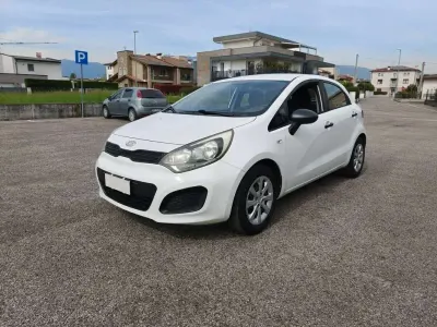 Usata Kia Rio 75 CV (55 kW) 2012 Bianco Berlina