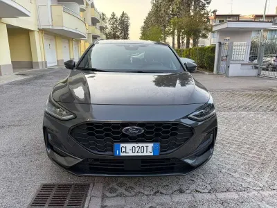 Usado Ford Focus ST-Line 125 HP (91 kW) 2023 Cinzento Sedan