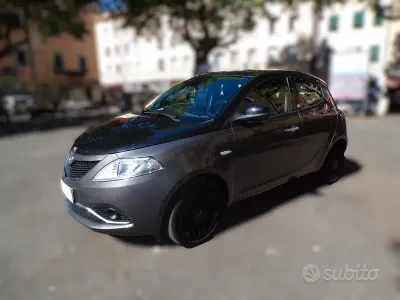 Usado Lancia Ypsilon Gold 69 HP (50 kW) 2016 Cinzento Citadino