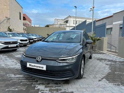 Usata VW Golf VIII Life 116 CV (85 kW) 2024 Grigio Berlina