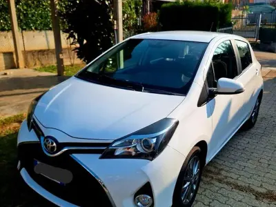 Usata Toyota Yaris 90 CV (66 kW) 2016 Bianco Berlina
