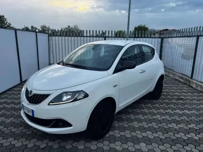 Usata Lancia Ypsilon Silver 71 CV (52 kW) 2022 Bianco perlato Utilitaria