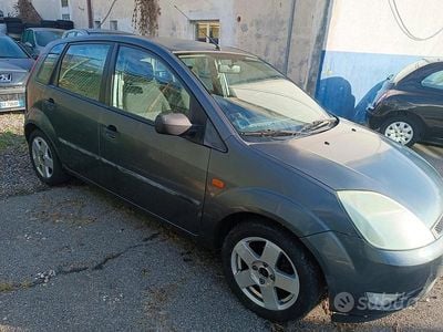 Grigio Usata 2005 Ford Fiesta Zetec Berlina | 2900 € (Buon prezzo)