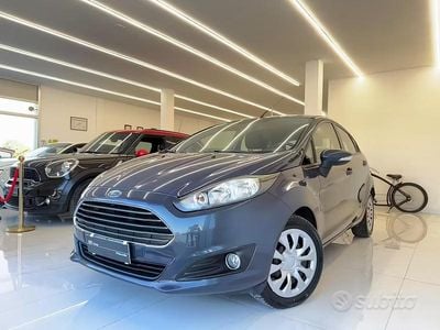 Usado Ford Fiesta Titanium 75 HP (55 kW) 2013 Cinzento Citadino