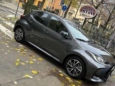 Usata Toyota Yaris Hybrid Lounge 92 CV (67 kW) 2022 Grigio Berlina