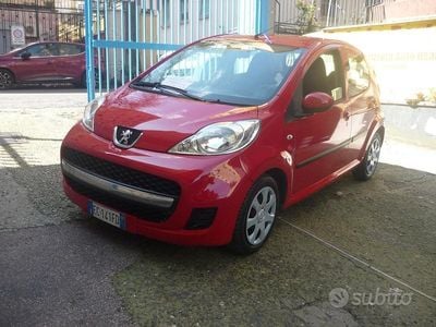 Usata Peugeot 107 68 CV (50 kW) 2010 Rosso Utilitaria