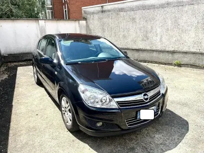 Usata Opel Astra Cosmo 101 CV (74 kW) 2008 Nero Berlina
