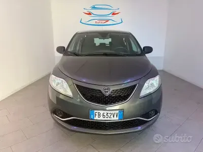 Usado Lancia Ypsilon Gold 69 HP (50 kW) 2015 Cinzento Citadino
