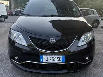 Usata Lancia Ypsilon Gold 69 CV (50 kW) 2017 Nero Utilitaria