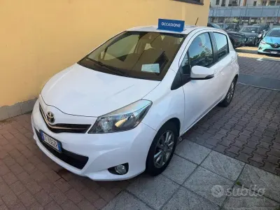 Usata Toyota Yaris Lounge 99 CV (72 kW) 2014 Bianco Utilitaria