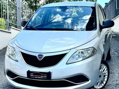 Usado Lancia Ypsilon 69 CV (50 kW) 2018 Gris Utilitario