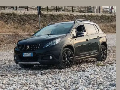 Usata Peugeot 2008 GT-line 120 CV (88 kW) 2017 Nero SUV